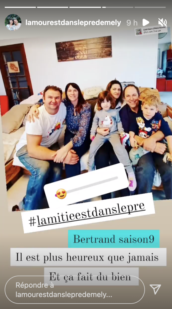 Bertrand de "L'amour est dans le pré" (neuvième saison) présente sa petite famille à Yoann et Emmanuelle, couple phare du programme.