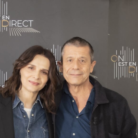 Juliette Binoche, Emmanuel Carrère - Backstage de l'enregistrement de l'émission "On Est En Direct (OEED)", diffusée sur France 2 le 8 janvier © Jack Tribeca / Bestimage 