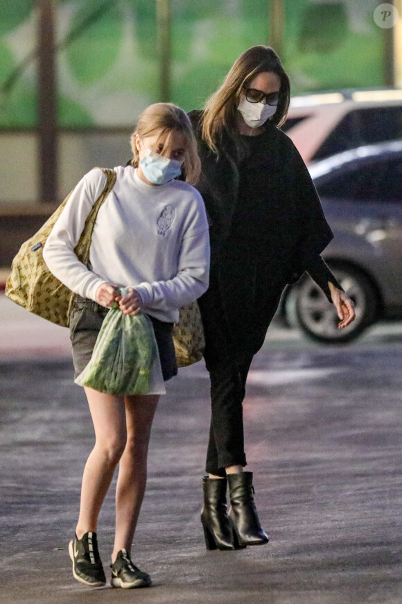 Angelina Jolie et sa fille Vivienne font du shopping chez "Bristol Farms" à Los Angeles, le 11 janvier 2022. 