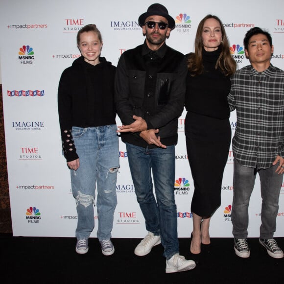 Shiloh Jolie-Pitt, JR, Angelina Jolie et Pax Jolie-Pitt - Première du film "Paper And Glue: A JR Project" à Los Angeles le 18 novembre 2021.