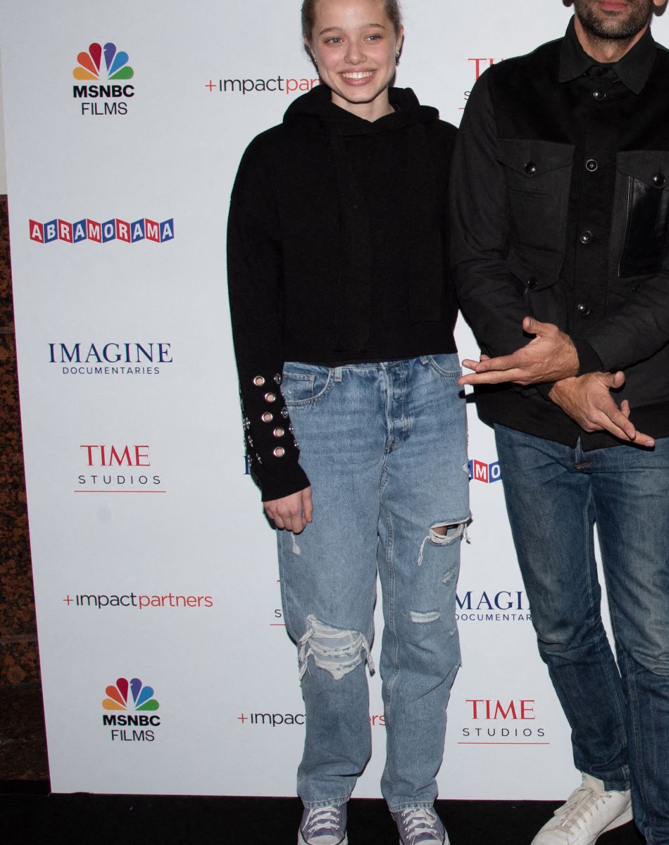 Shiloh Jolie-Pitt, JR, Angelina Jolie et Pax Jolie-Pitt - Première du film "Paper And Glue: A JR Project" à Los Angeles le 18 novembre 2021.