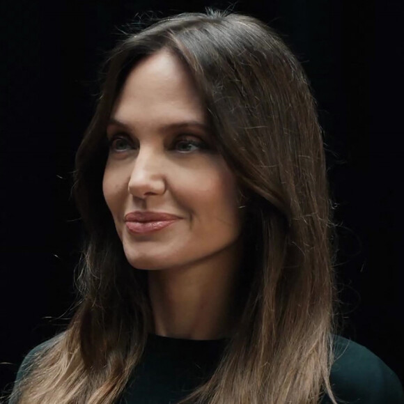 Angelina Jolie affronte l'équipe du film "Les Eternels" dans un combat de regards !