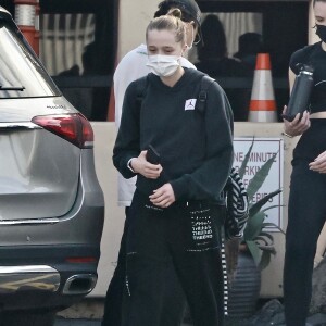 Shiloh Jolie-Pitt à la sortie de son cours de danse à Los Angeles, le 28 décembre 2021.