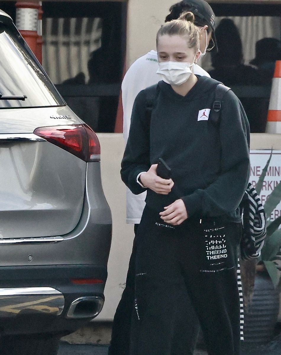 Shiloh Jolie-Pitt à la sortie de son cours de danse à Los Angeles, le 28 décembre 2021.