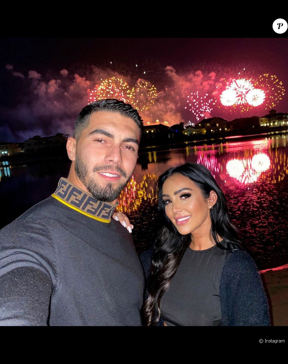Fidji Ruiz en couple avec son amoureux Anas, charmant brun qui évolue comme rappeur à Dubaï.