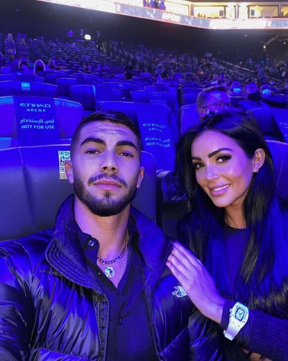 Fidji Ruiz en couple avec son amoureux Anas, charmant brun qui évolue comme rappeur à Dubaï.