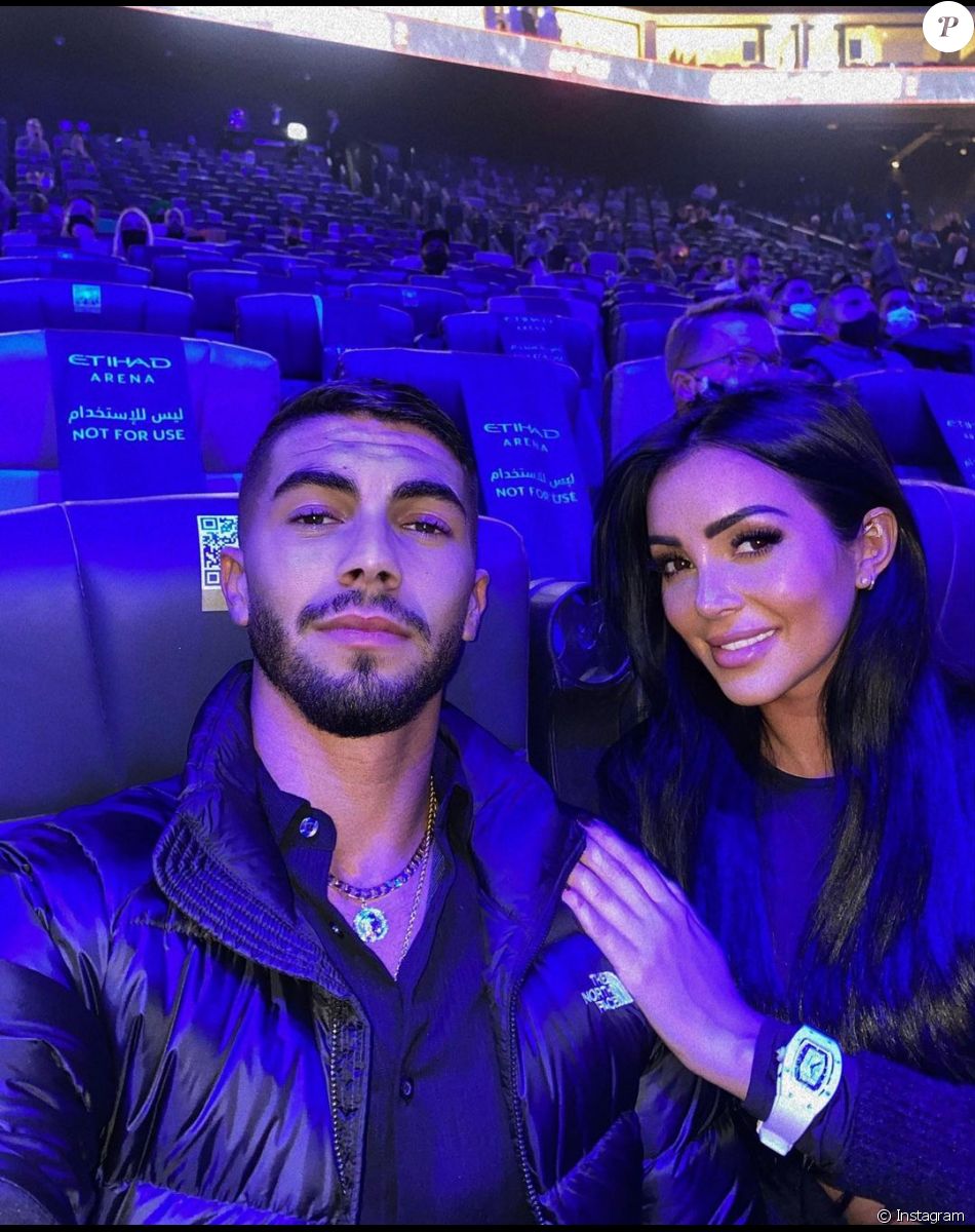 Fidji Ruiz en couple avec son amoureux Anas, charmant brun qui évolue comme rappeur à Dubaï.