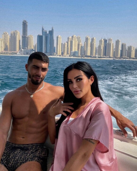 Fidji Ruiz en couple avec son amoureux Anas, charmant brun qui évolue comme rappeur à Dubaï.