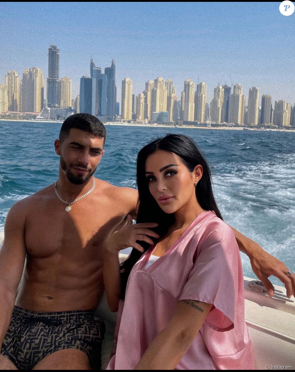 Fidji Ruiz en couple avec son amoureux Anas, charmant brun qui évolue comme rappeur à Dubaï.