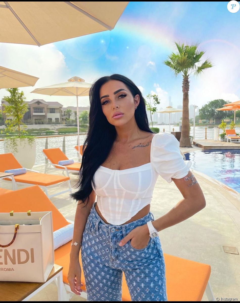 Fidji Ruiz en couple avec son amoureux Anas, charmant brun qui évolue comme rappeur à Dubaï.