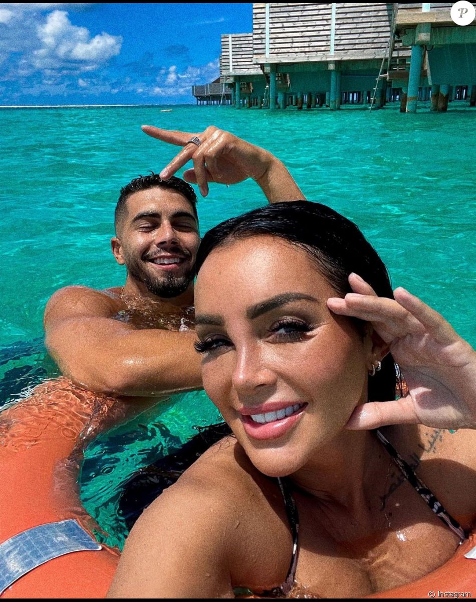 Fidji Ruiz en couple avec son amoureux Anas, charmant brun qui évolue comme rappeur à Dubaï.