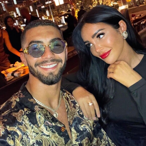 Fidji Ruiz en couple avec son amoureux Anas, charmant brun qui évolue comme rappeur à Dubaï.