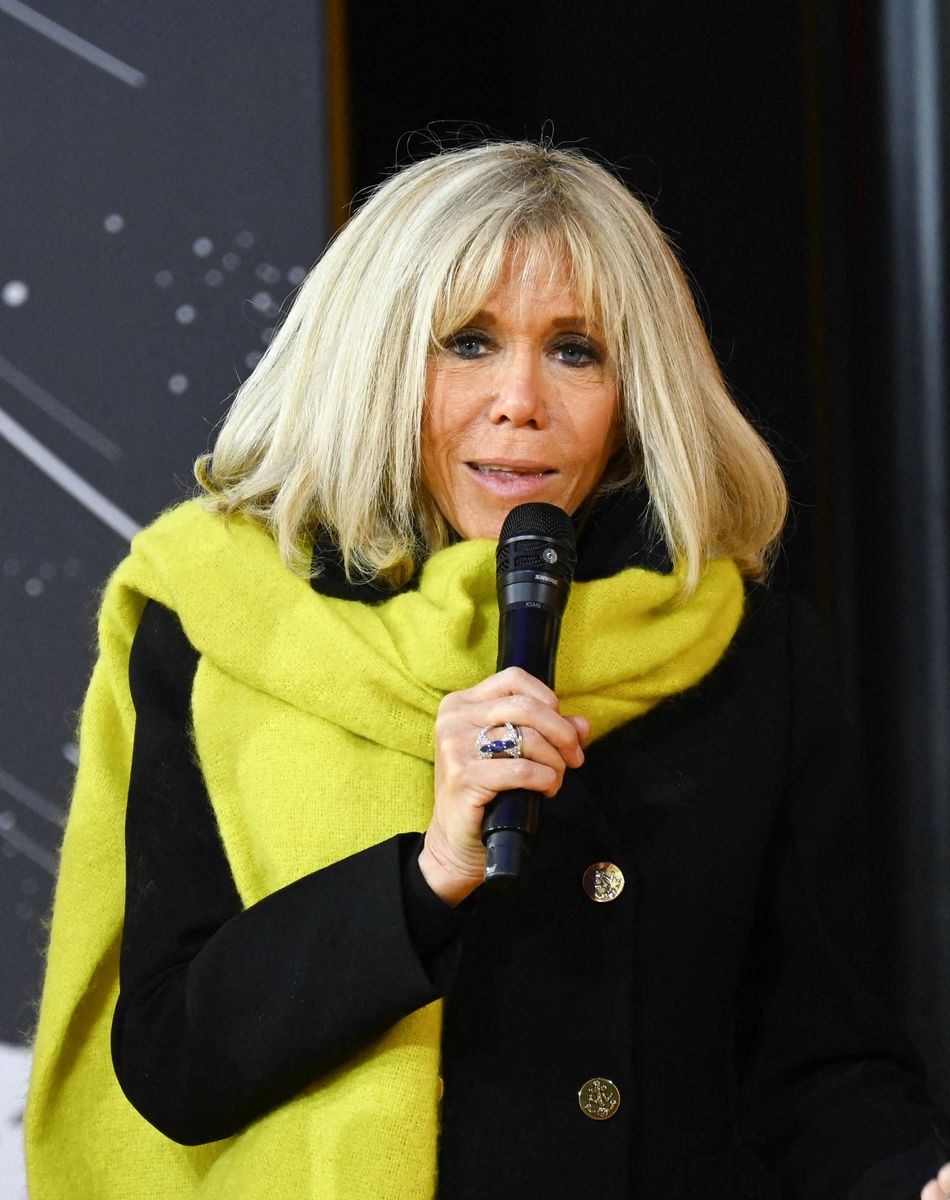 Brigitte Macron - Lancement de l'Opération Pièces Jaunes à La Poste Centrale du Louvre à Paris. Le 12 janvier 2022 © Coadic Guirec / Bestimage