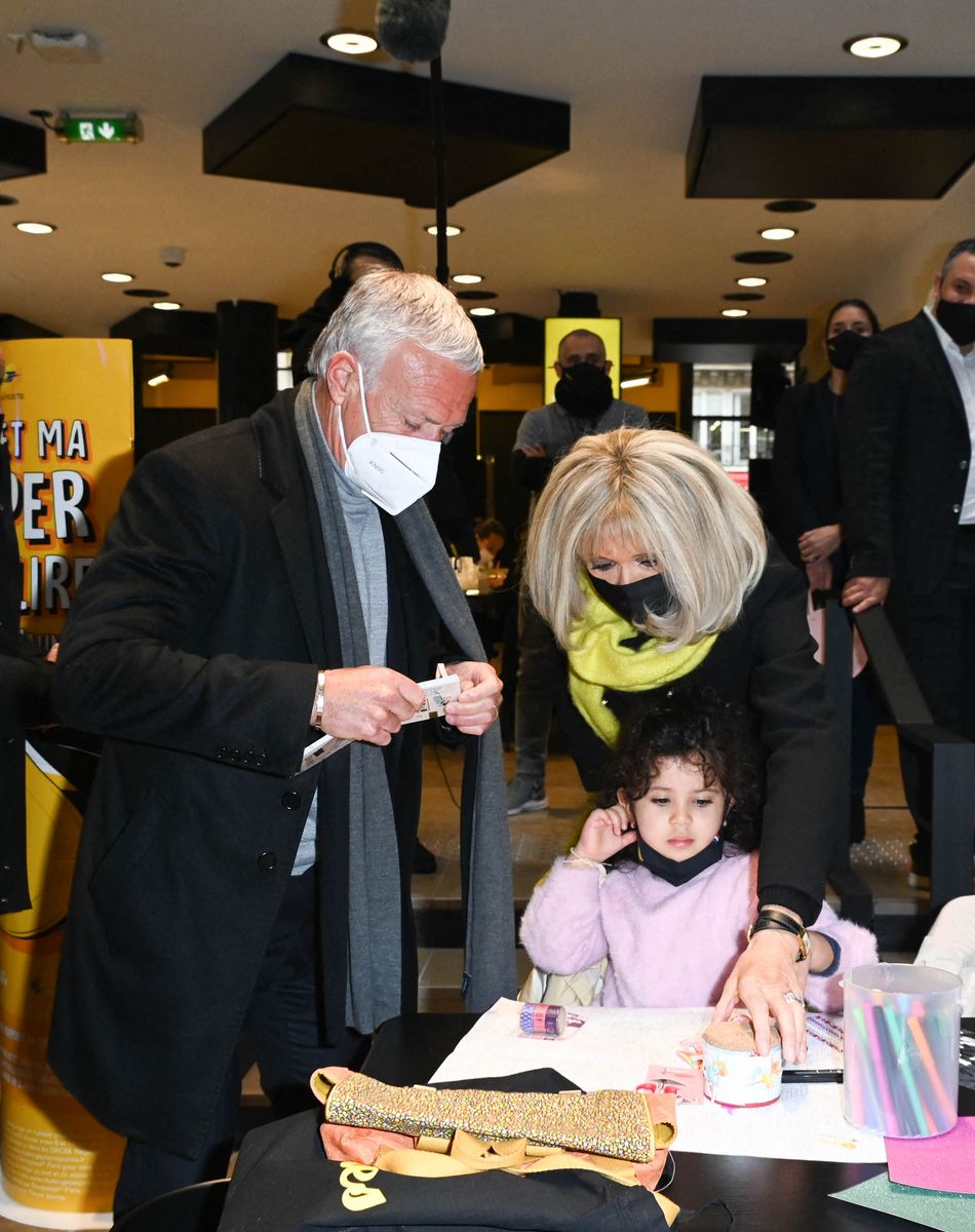 Didier Deschamps et Brigitte Macron - Lancement de l'Opération Pièces Jaunes à La Poste Centrale du Louvre à Paris. Le 12 janvier 2022 © Coadic Guirec / Bestimage