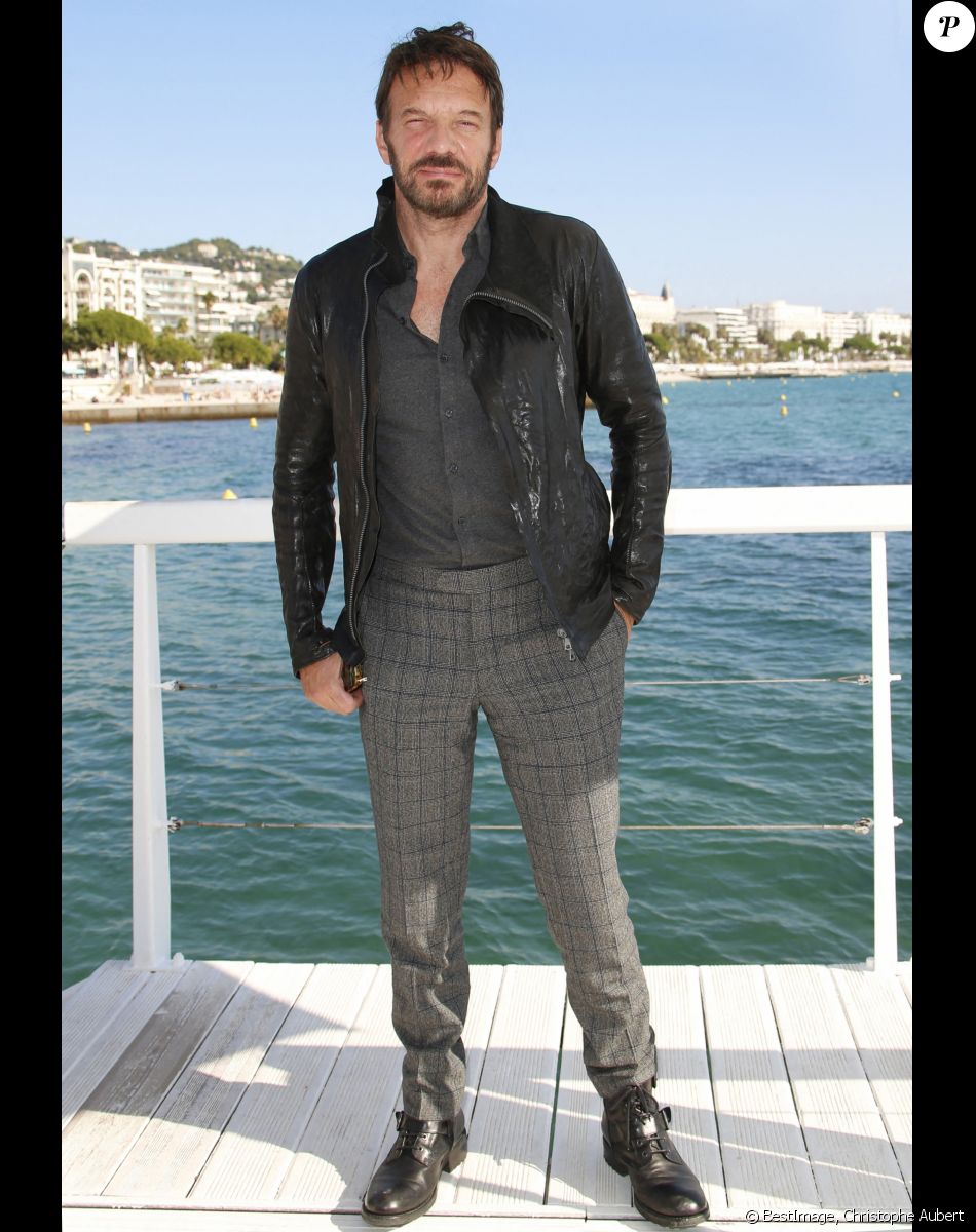 Samuel Le Bihan de la série ALEX HUGO - Photocalls sur le ponton de l'hôtel Barrière Le Majestic lors de la 4ème édition de Canneseries au Palais des Festivals à Cannes. Le 13 octobre 2021 © Christophe Aubert via Bestimage