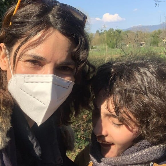 Eglantine Eméyé à la campagne avec son fils Samy, qui a bien grandi !
