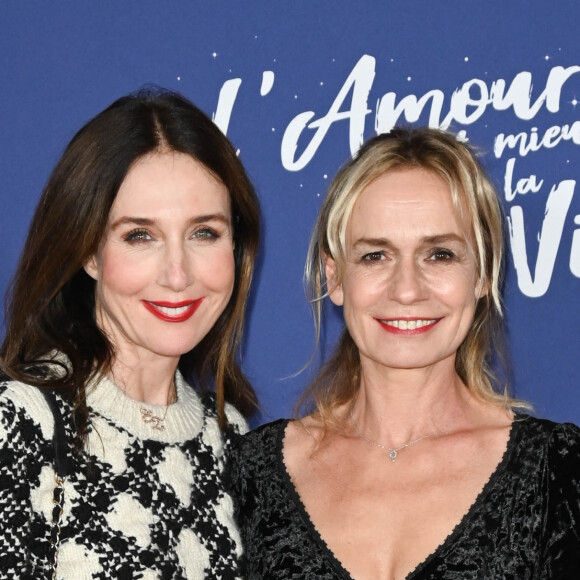 Elsa Zylberstein et Sandrine Bonnaire - Avant-première du film "L'amour c'est mieux que la vie" au cinéma UGC Normandie à Paris. Le 17 janvier 2022. © Coadic Guirec/Bestimage