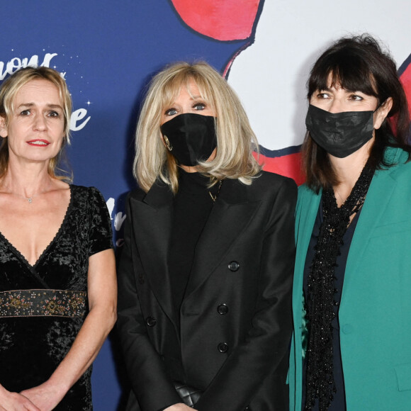 Elsa Zylberstein, Sandrine Bonnaire, Brigitte Macron et Valérie Perrin - Avant-première du film "L'amour c'est mieux que la vie" réalisé par C. Lelouch dont c'est le 50ème film au cinéma UGC Normandie à Paris le 17 janvier 2022. © Coadic Guirec/Bestimage 