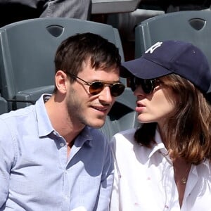 Gaspard Ulliel et sa compagne Gaëlle Pietri dans les tribunes des Internationaux de Tennis de Roland Garros à Paris le 7 juin 2017 © Cyril Moreau-Dominique Jacovides/Bestimage 