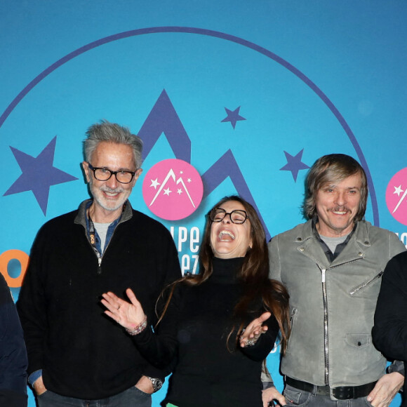 Michaël Gregorio, Laurent Stocker, Thierry Lhermitte, Audrey Dana, Pascal Demolon, François-Xavier Demaison et Ramzy Bedia - Photocall de la soirée lors de la 25ème édition du Festival international du film de comédie de l'Alpe d'Huez le 18 janvier 2022. © Dominique Jacovides / Bestimage