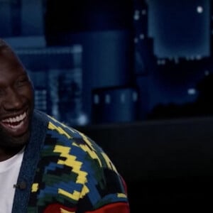 Omar Sy révèle à Jimmy Kimmel qu'il a appris l'anglais en regardant "L'Incroyable Famille Kardashian". Los Angeles. Le 15 juin 2021.