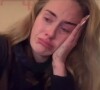 Adele, les larmes aux yeux, annonce l'annulation de ses concerts à Las Vegas, sur Twitter.