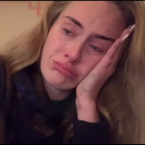 Adele, les larmes aux yeux, annonce l'annulation de ses concerts à Las Vegas, sur Twitter.