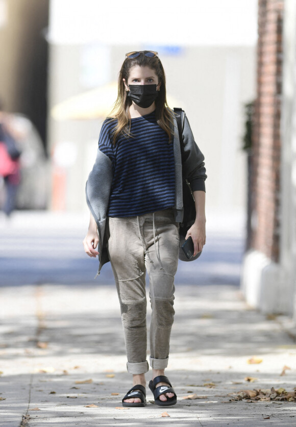 Anna Kendrick est masquée dans la rue à Los Angeles le 6 octobre 2021 .