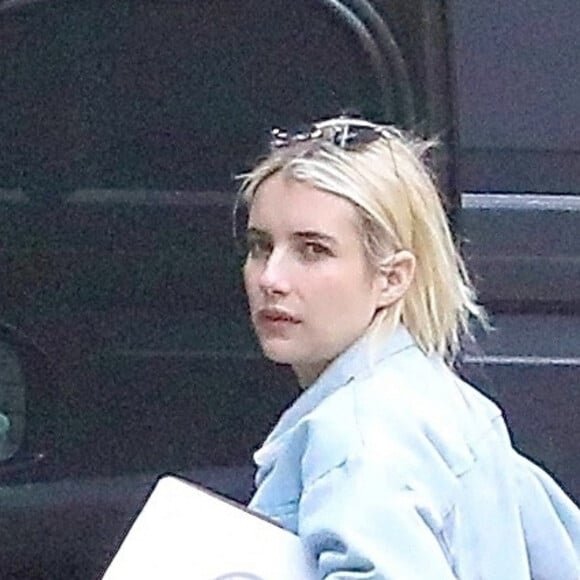 Exclusif - Emma Roberts arrive chez un ami à Los Angeles le 4 octobre 2021.