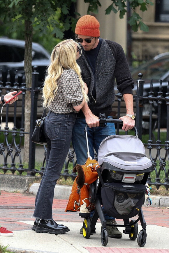 Emma Roberts et son compagnon Garrett Hedlund, jeunes parents, vont à la bibliothèque de Boston avec leur fils de six mois, Rhodes, le 25 juin 2021.