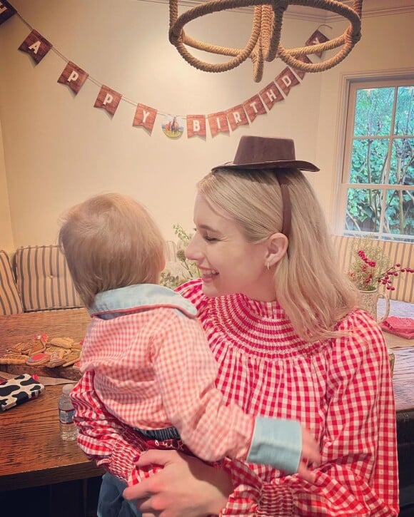 Emma Roberts et son fils Rhodes sur Instagram. Le 28 décembre 2022.