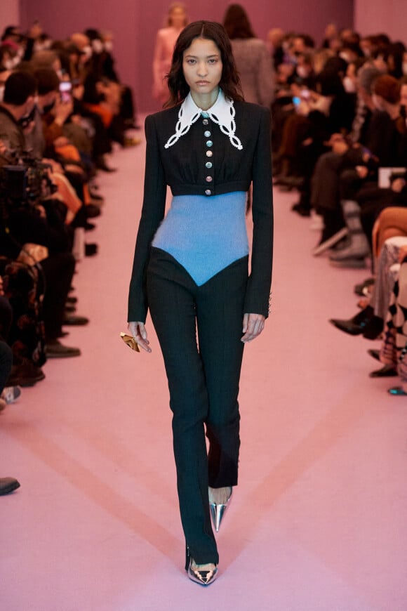 Un mannequin porte une création de Paco Rabanne Hiver 2022-2023 pendant le défilé de la Fashion Week à Paris le 23 janvier 2022. Photo by Splash News/ABACAPRESS.COM
