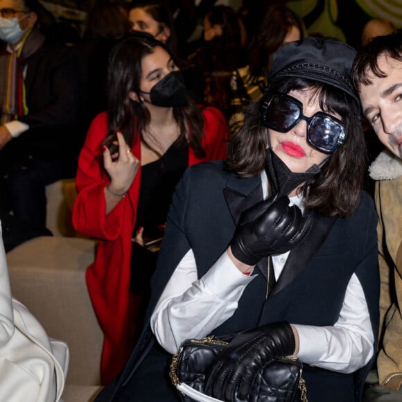 Isabelle Adjani et Nicolas Maury au front row du défilé Dior Haute Couture Printemps/Été 2022 dans le cadre de la Fashion Week de Paris, France, le 24 janvier 2022. © Rindoff-Borde/Bestimage 