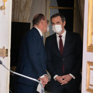 Le premier ministre Jean Castex et Olivier Véran, ministre de la santé dévoilant les nouvelles mesures de restriction contre la Covid-19 le 20 janvier 2022