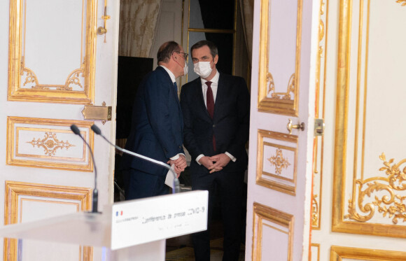 Le premier ministre Jean Castex et Olivier Véran, ministre de la santé dévoilant les nouvelles mesures de restriction contre la Covid-19 le 20 janvier 2022