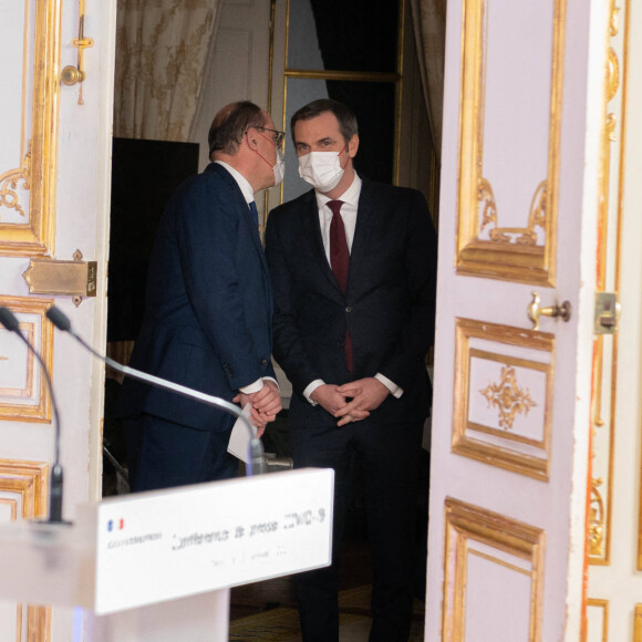 Le premier ministre Jean Castex et Olivier Véran, ministre de la santé dévoilant les nouvelles mesures de restriction contre la Covid-19 le 20 janvier 2022
