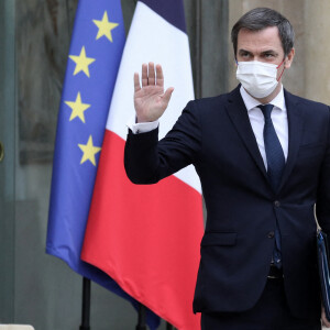 Olivier Véran, ministre des Solidarités et de la Santé à la sortie du conseil des ministres, le 15 décembre 2021, au palais de l'Elysée, à Paris.