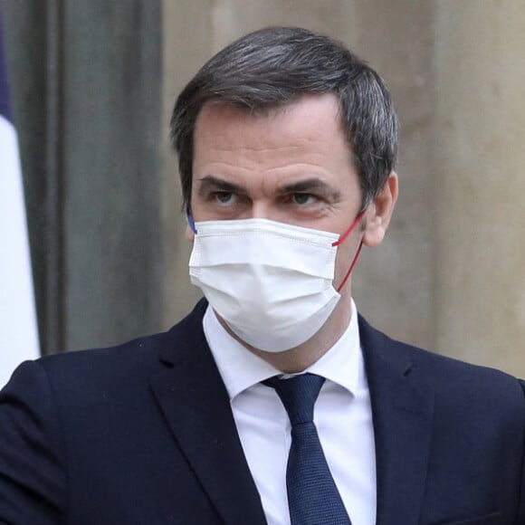 Olivier Véran, ministre des Solidarités et de la Santé à la sortie du conseil des ministres, le 15 décembre 2021, au palais de l'Elysée, à Paris.
