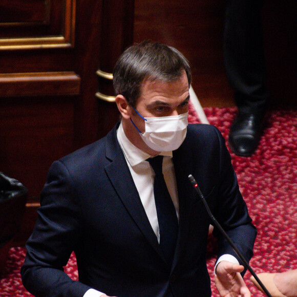 Olivier Veran, ministre des Solidarités et de la Santé - Questions d actualite au Gouvernement. Paris. Le 12 janvier 2022.
