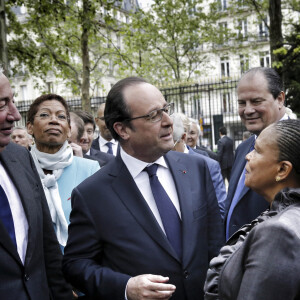 François Hollande, président de la République et Christiane Taubira, entourés de Gérard Larcher, président du Sénat, Jean-Christophe Cambadélis, premier secrétaire du Parti Socialiste et George Pau-Langevin, ministre des Outre Mer lors d'une cérémonie à l'occasion de la Journée nationale des mémoires de la traite, de l'esclavage et de leurs abolitions au jardin du Luxembourg à Paris, le 10 mai 2016.