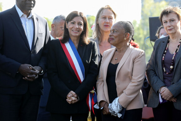 La maire de Paris, Anne Hidalgo accompagné de l'ex ministre de la justice Christiane Taubira inaugure la promenade Edouard Glissant, à Paris, France, le 21 septembre 2021.