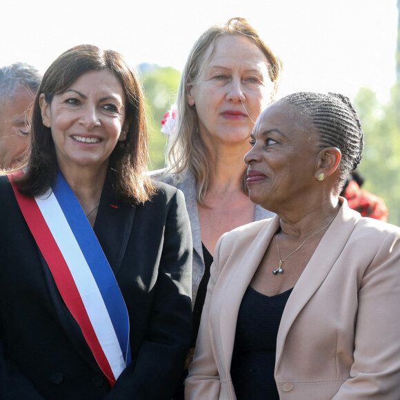 La maire de Paris, Anne Hidalgo accompagné de l'ex ministre de la justice Christiane Taubira inaugure la promenade Edouard Glissant, à Paris, France, le 21 septembre 2021.