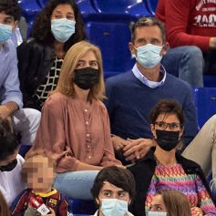 L'infante Cristina de Bourbon et son mari Inaki Urdangarin assistent à un match de handball de leur fils Pablo à Barcelone le 23 octobre 2021.