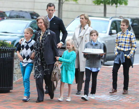 La reine Sofia d'Espagne, sa fille Cristina et son mari Inaki Urdangarin avec leurs quatre enfants à Washington en 2012.