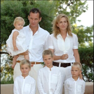 La princesse Cristina, son mari Inaki Urdangarin et leurs quatre enfants à Palma de Majorque en 2006.