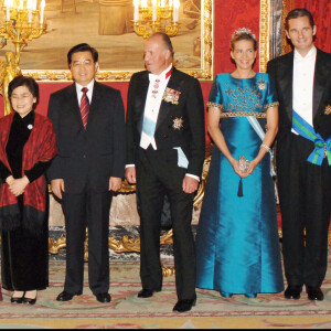 Inaki Urdangarin et son épouse la princesse Cristina, Jaime de Marichalar, l'infante Elena d'Espagne et le prince Felipe, le président chinois et sa femme, le roi Juan Carlos et son épouse la reine Sofia d'Espagne - Dîner de gala en l'honneur du président chinois Hu Jintao et sa femme Liu Yongqing au palais royal de Madrid en 2005.