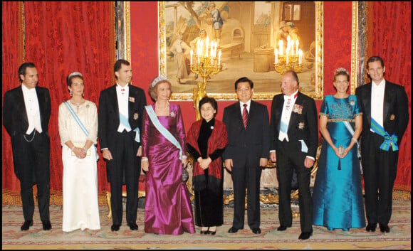 Inaki Urdangarin et son épouse la princesse Cristina, Jaime de Marichalar, l'infante Elena d'Espagne et le prince Felipe, le président chinois et sa femme, le roi Juan Carlos et son épouse la reine Sofia d'Espagne - Dîner de gala en l'honneur du président chinois Hu Jintao et sa femme Liu Yongqing au palais royal de Madrid en 2005.