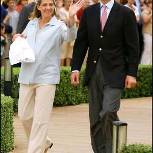 La princesse Cristina d'Espagne et son mari Inaki Urdangarin présentent leur fille Irene à Barcelone, en 2005.