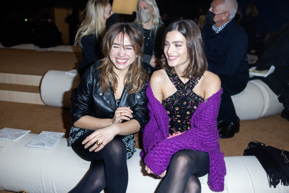 Izïa Higelin et Alma Jodorowsky assistent au 2ème défilé de mode Haute-Couture 2022 "Chanel" au Grand Palais Ephémère à Paris. Le 25 janvier 2022 © Olivier Borde / Bestimage