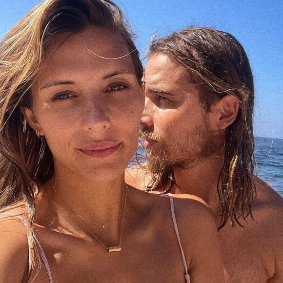 Camille Cerf amoureuse : séjour romantique à l'hôtel avec le beau Théo